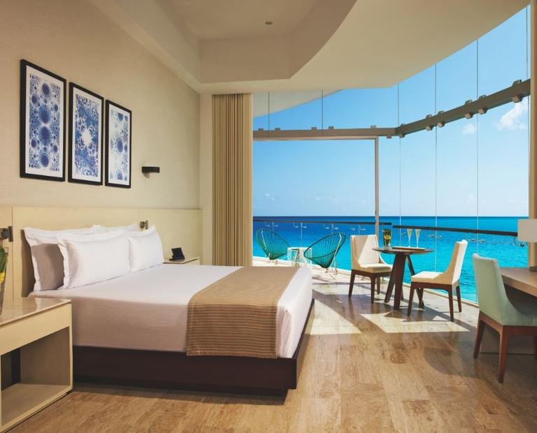 Altitude corner suite partial ocean view Hôtel Krystal Grand® Cancún All Inclusive